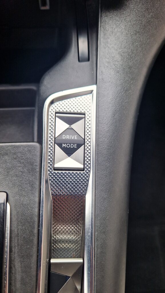 DS 7 Crossback 2.0 BlueHDi 180CV GRAND CHIC RIVOLI EAT8 – Image 19